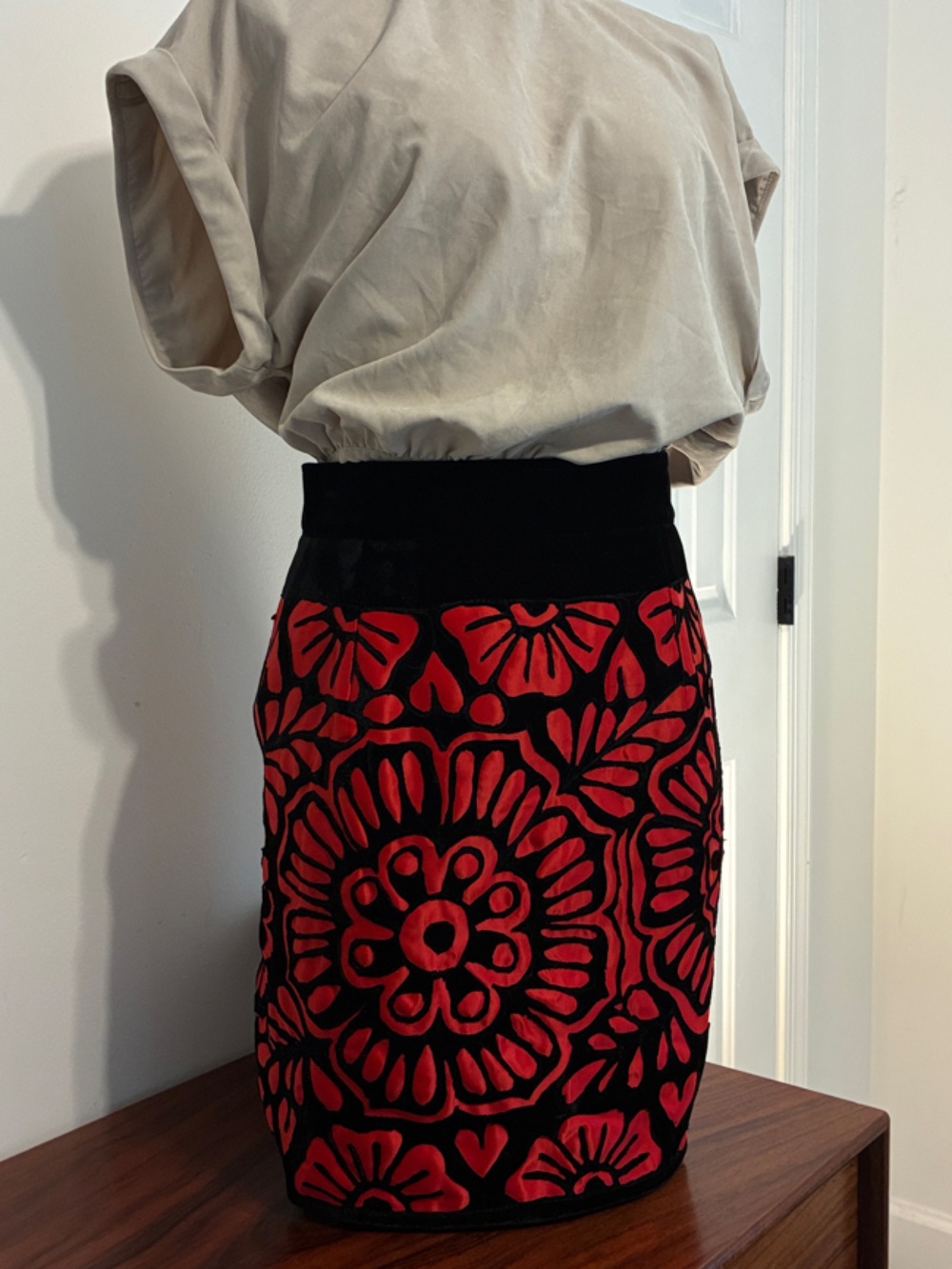 Red and Black Size S Floral Velvet Pencil Skirt
